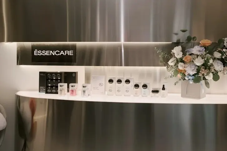 ĒSSENCARE 保養品陳列