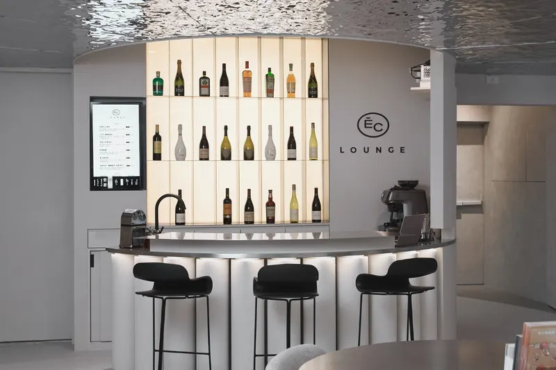 ĒSSENCARE LOUNGE 吧台與酒櫃