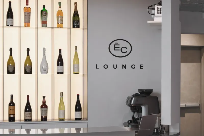 ĒSSENCARE LOUNGE 吧台與品牌標誌