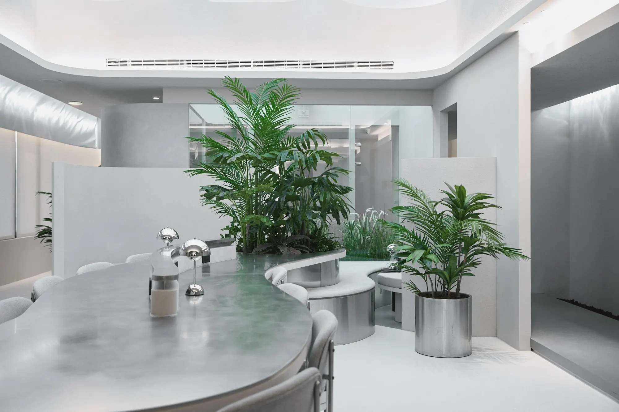 ĒSSENCARE LOUNGE 的金屬長桌與綠意植栽