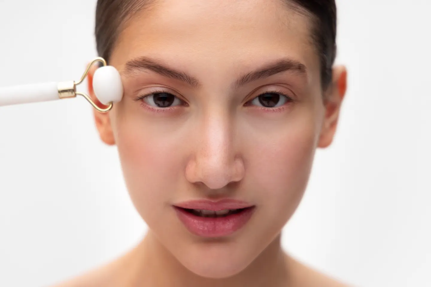 Massaging the acupoints around the eyes can help blood circulation. Use your knuckles to press gently in five clockwise circles, repeated 15 to 20 times, press the central point between the eyebrows gently with your fingertips, and give extra massage to the inner brows, the bridge of the nose, the center of the brows, and the area between the eye sockets and eyebrows. It can ease vascular dark circles or nasal allergy problems somewhat but cannot fully resolve dark circles.