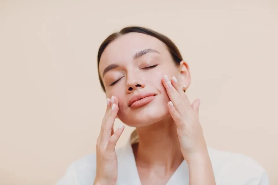 RF and ultrasound devices mainly use heat to stimulate collagen production in the face. They also help the surface skin regain firmness and slow the sagging of facial fat, softening nasolabial folds while keeping the skin smooth and elastic. This dual effect is well suited to the mild folds of early aging. Examples include Thermage FLX and various ultrasound treatments.
