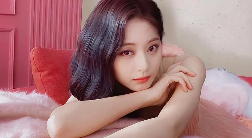 女性藝人代表：周子瑜，她的臥蠶特色是「均衡發展」，因形狀從頭到尾都很平均，是許多女孩指定的臥蠶種類，若是沒有臥蠶的她，會顯得臉部較膨脹