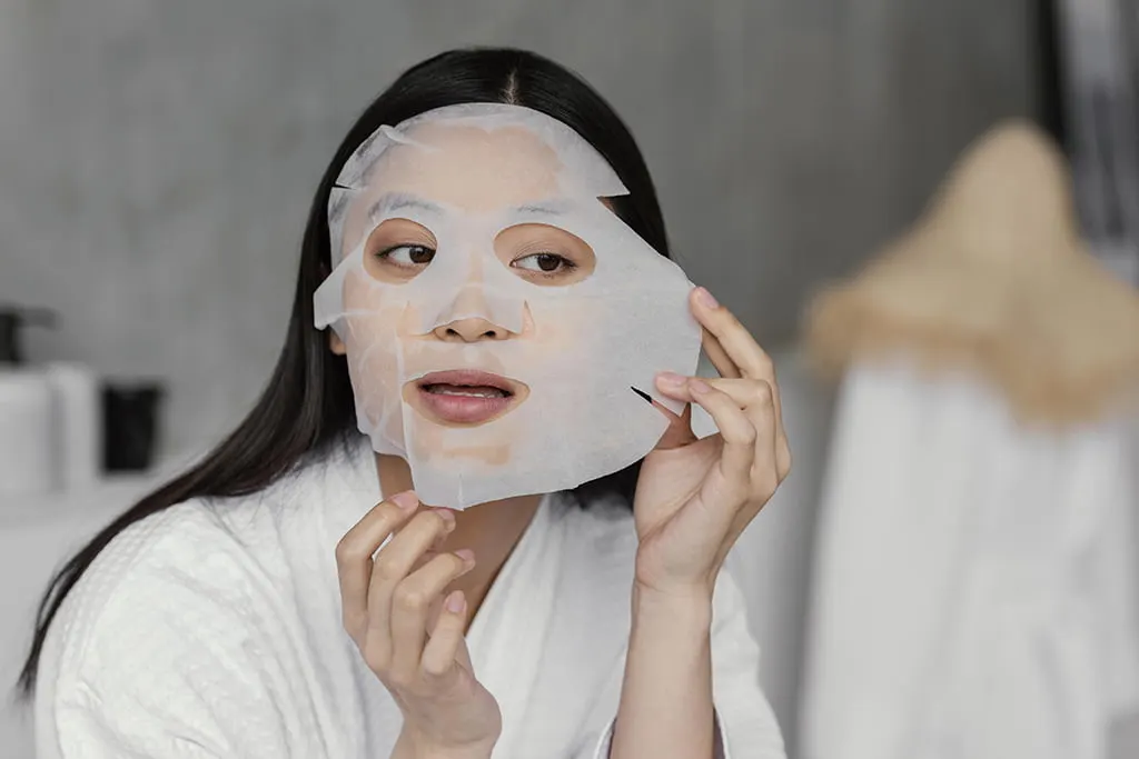 Whether you can use a face mask after laser depends on the type of mask! Many products on the market with whitening ingredients, alcohol and preservatives, exfoliating functions, or acids need to be paused first. If you want to use a face mask, choose ingredients that are “purely moisturizing.”
