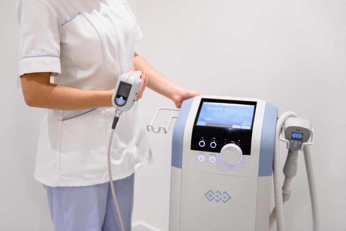 EXILIS ELITE 愛麗絲臉部電波,屬於非侵入式療程,利用單極電波+高速超音波傳導技術,將能量傳導深入真皮層及皮下組織,促使膠原纖維收縮、重組,並製造新的膠原蛋白,進而達到緊實肌膚及雕塑拉提的效果。