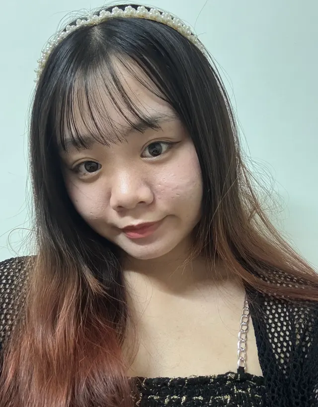 妞妞戴珍珠髮箍的近期生活照，經 PLT 生長因子療程後自在面對鏡頭