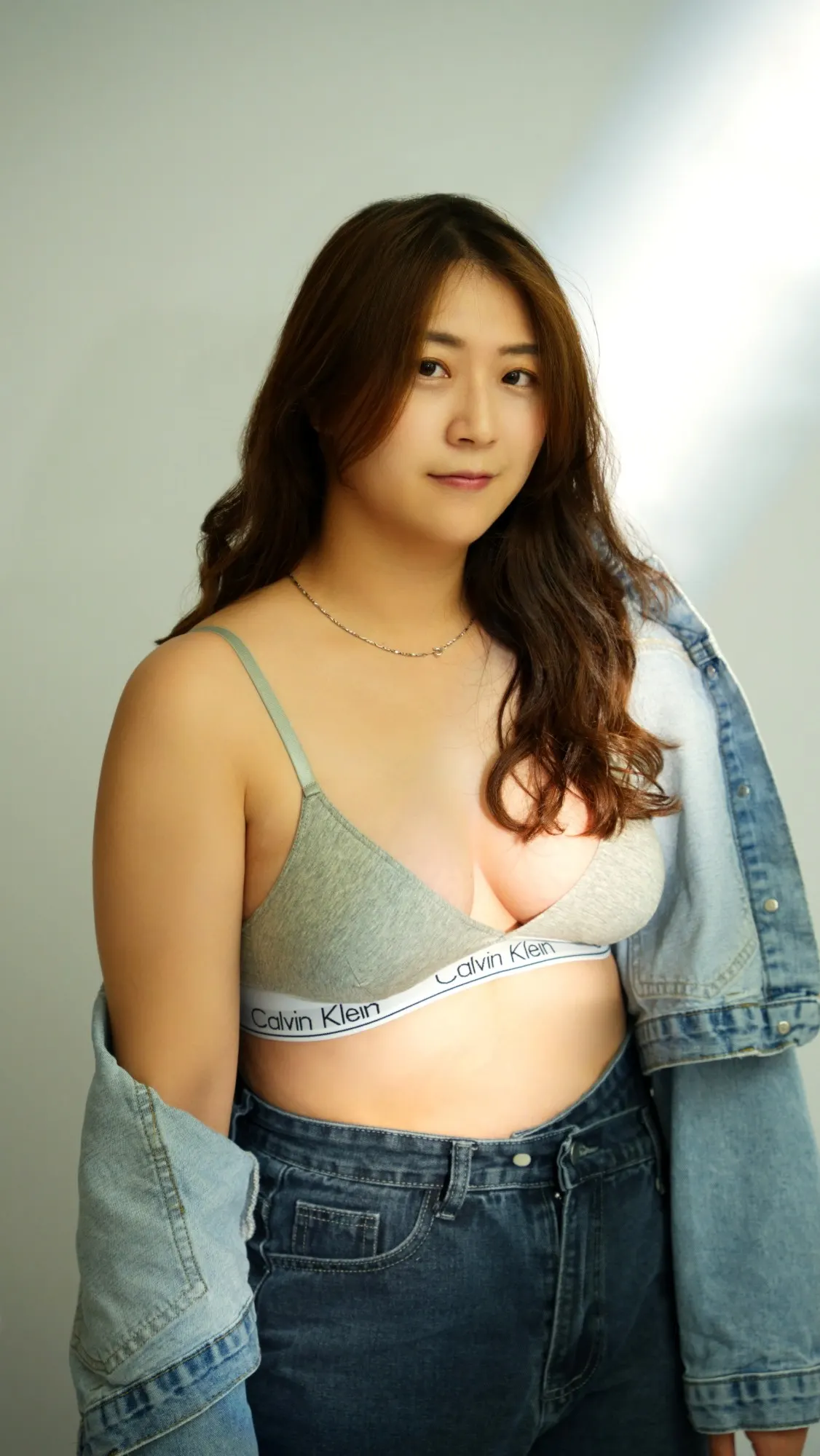 珍珠波隆乳案例 AMBER 術後正面照，上胸補回飽滿感