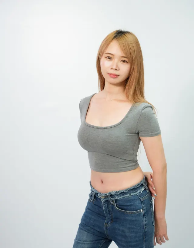 女王波隆乳案例佩佩術後身形，胸型飽滿、腰腹線條平順