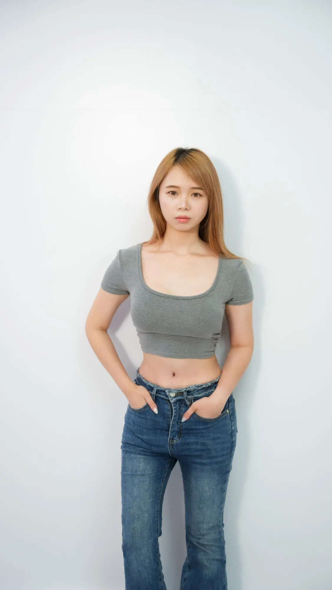 女王波隆乳搭配腹直肌縫合後，佩佩正面照，腹部平整、腰線俐落