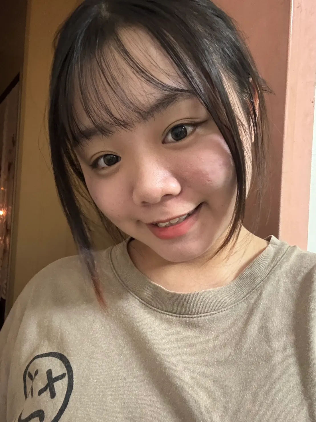 妞妞穿卡其色上衣露出笑容的近期生活自拍
