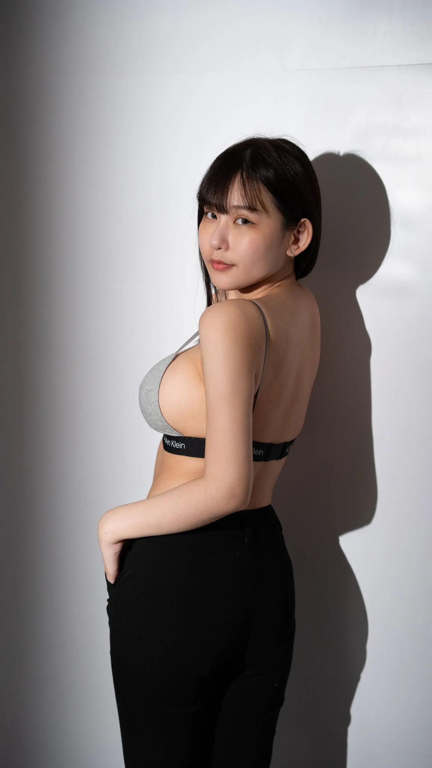 自體脂肪隆乳案例齊兒側背照，手臂與後背抽脂後線條更俐落